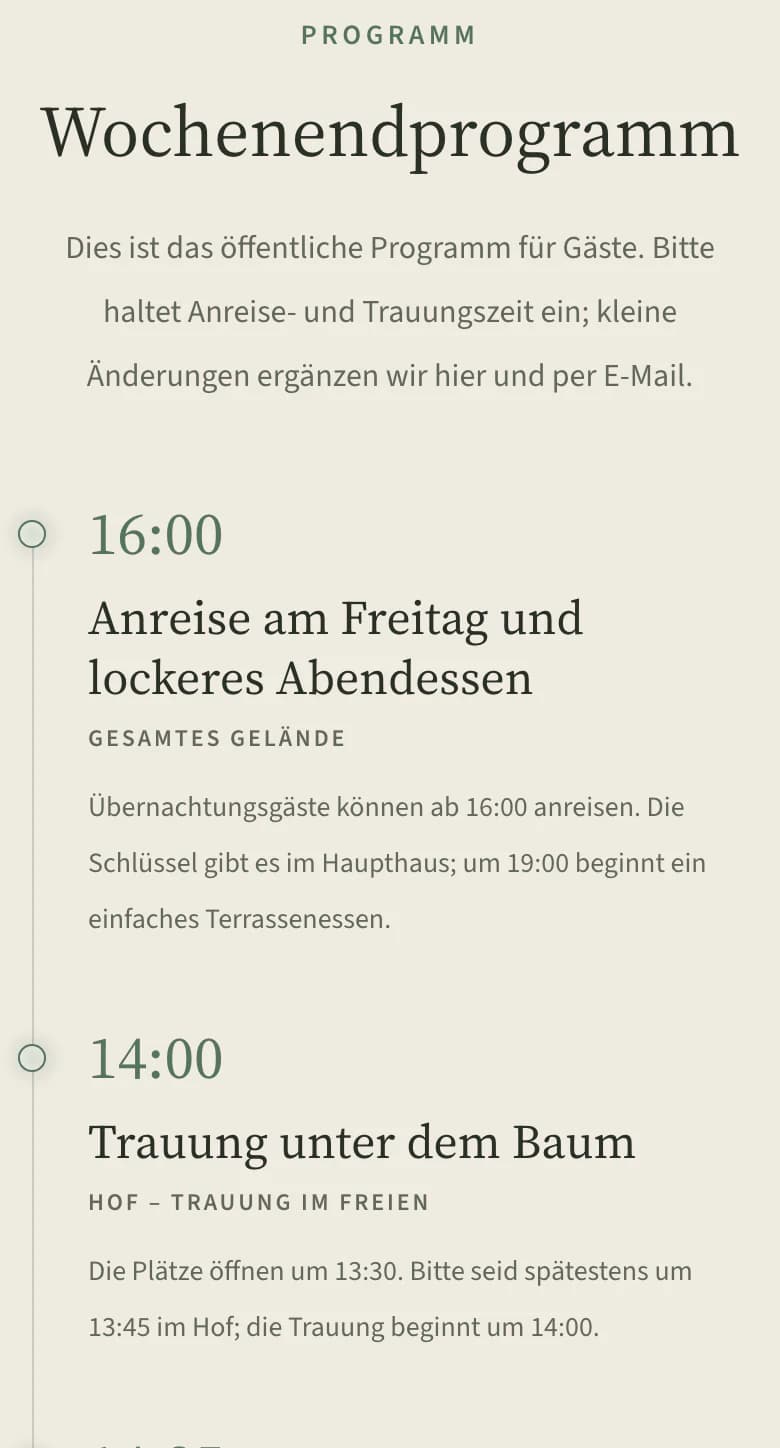 Programm auf der Hochzeitswebsite am Smartphone: Anreise am Freitag um 16:00 Uhr und Trauung unter der Esche um 14:00 Uhr