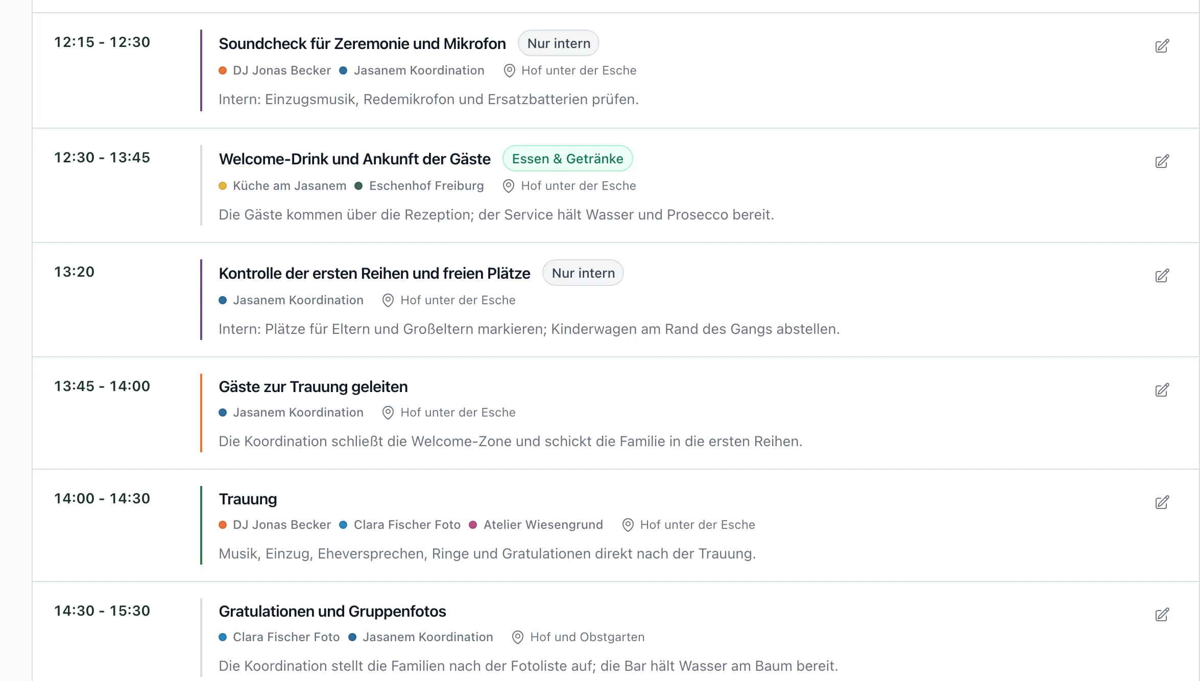 Ablaufplan des Hochzeitstags mit Soundcheck um 12:15, Gästeweg um 13:45, Trauung um 14:00 und Gratulationen samt Dienstleistern bei jedem Punkt