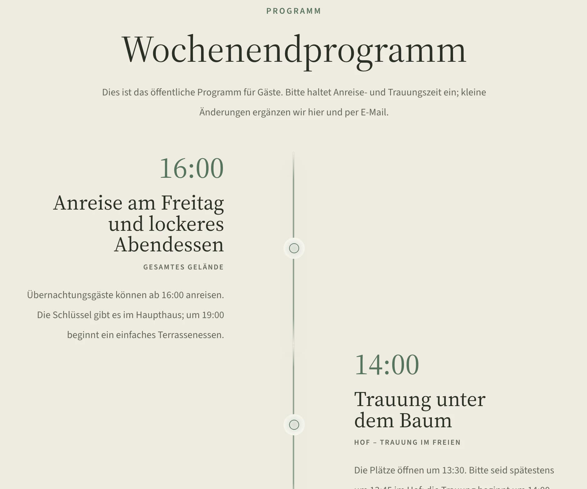 Programm auf der Hochzeitswebsite: Anreise am Freitag um 16:00 Uhr und Trauung unter der Esche um 14:00 Uhr, aus dem Ablaufplan übernommen