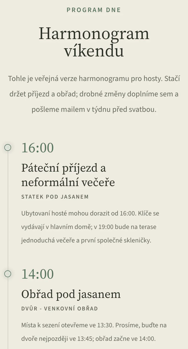 Program na webu svatby v telefonu: páteční příjezd v 16:00 a obřad pod jasanem ve 14:00