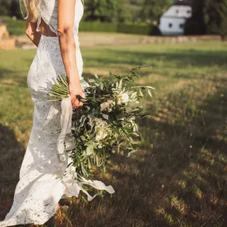 Svatba na místě Mezi plůtky (Sweet & Chic Weddings), příspěvek @sweetchicweddings z roku 2019