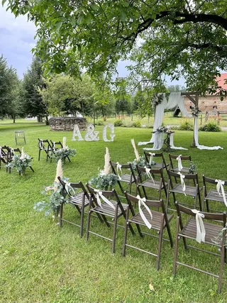 Svatba na místě Dvůr Honětice, příspěvek @sierraweddingscz z roku 2024 (3. fotografie)
