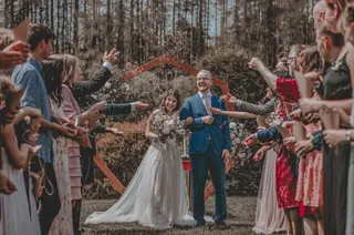 Svatba na místě Dočkalův mlýn, příspěvek @simplyyes.cz z roku 2020 (2. fotografie)