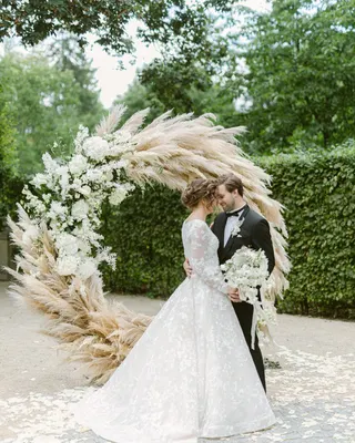 Svatba na místě Savoia Castle, příspěvek @boutiqueweddingsprague z roku 2020