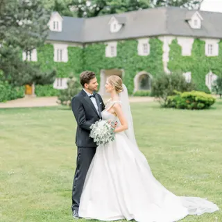 Svatba na místě Zámek Niměřice, příspěvek @sweetchicweddings z roku 2021