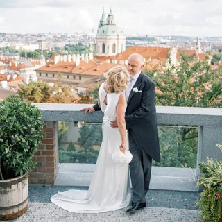 Svatba na místě Lobkowicz Palace, příspěvek @sweetchicweddings z roku 2021