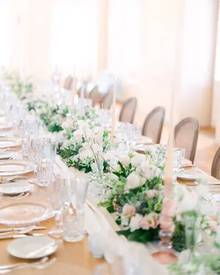 Svatba na místě Zámek Bon Repos, příspěvek @sweetchicweddings z roku 2022