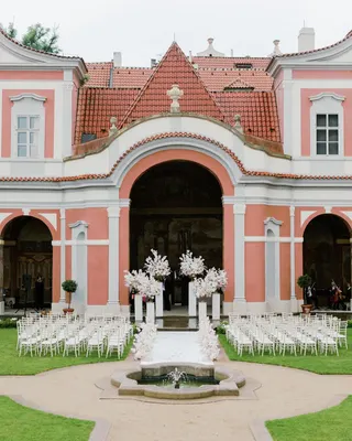Svatba na místě Ledebourská zahrada, příspěvek @boutiqueweddingsprague z roku 2022