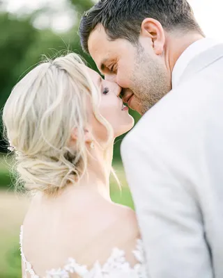 Svatba na místě Zámek Bon Repos, příspěvek @sweetchicweddings z roku 2023