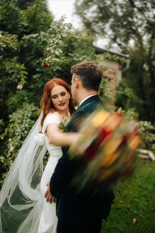 Svatba na místě Dvůr Honětice, příspěvek @sierraweddingscz z roku 2024