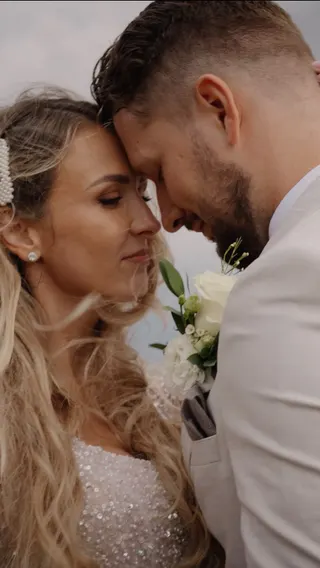 Svatba na místě Vinařství Obelisk, příspěvek @by_poetryfilms z roku 2024