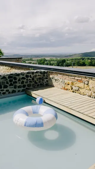 Svatba na místě Resort Oblík, příspěvek @boutiqueweddingsprague z roku 2025