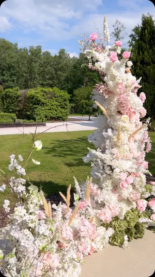 Svatba na místě Stodola Borohrádek, příspěvek @miriflowers7 z roku 2025