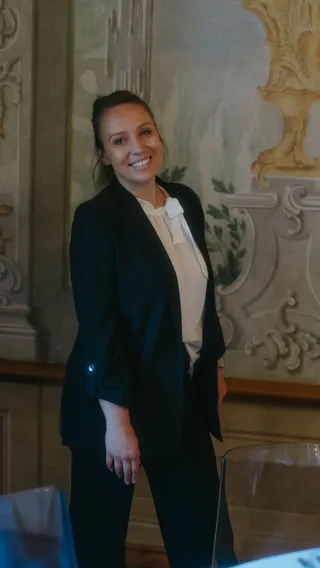 Svatba na místě Zámek Bon Repos, příspěvek @nyfiko_svatby_a_eventy z roku 2025 (2. fotografie)