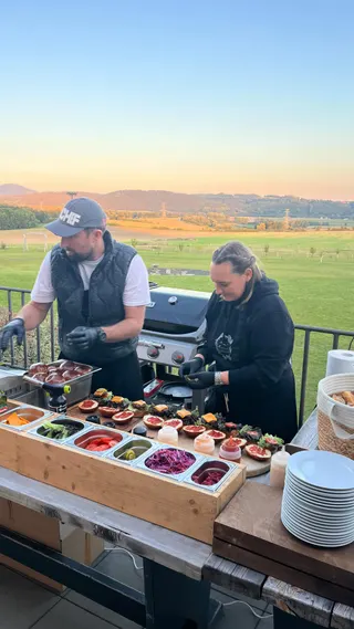 Svatba na místě Statek Starý Týn, příspěvek @hamhamcatering z roku 2025
