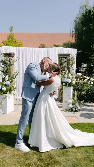 Svatba na místě Na Kmíně, příspěvek @magnoliaweddingsprague z roku 2025