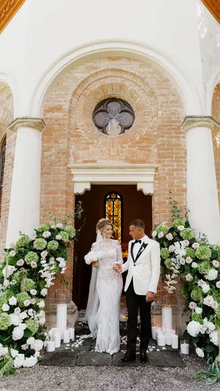 Svatba na místě Zámek Bon Repos, příspěvek @ellovee_weddings z roku 2025