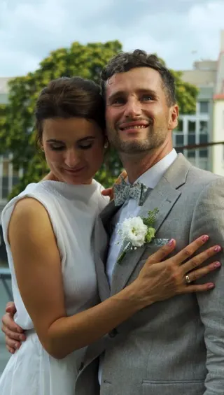 Svatba na místě Město – Moře, příspěvek @doe_weddings z roku 2025