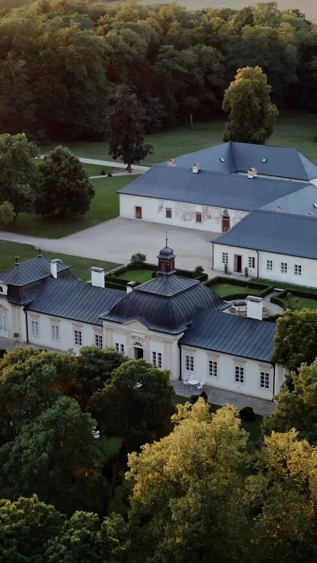 Svatba na místě Zámek Bon Repos, příspěvek @reactmedia.cz_weddings z roku 2026