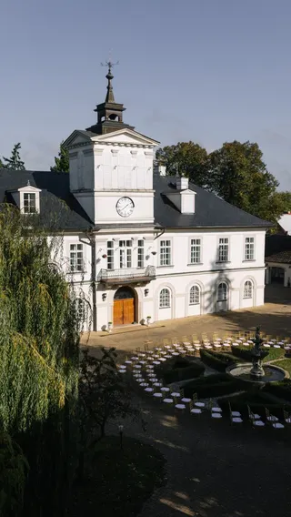 Svatba na místě Zámek Niměřice, příspěvek @loveweddingsprague z roku 2026