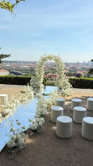 Svatba na místě Villa Richter, příspěvek @lumi.decor.company z roku 2026