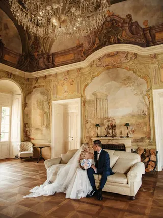 Svatba na místě Zámek Bon Repos, příspěvek @royalweddingbykate z roku 2026 (2. fotografie)