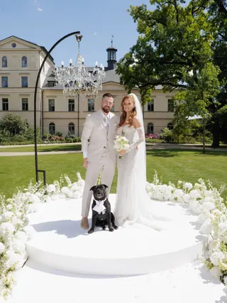 Svatba na místě Chateau Mcely, příspěvek @sweetchicweddings z roku 2026