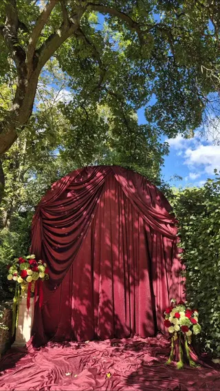 Svatba na místě Savoia Castle, příspěvek @behappy_flowers_ z roku 2026