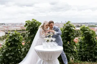 Svatba na místě Villa Richter, příspěvek @somethingblue.wed z roku 2026
