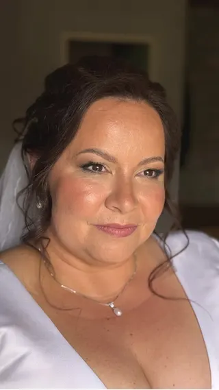 Svatba na místě Statek Pazderna, příspěvek @beny.makeup.hair z roku 2026