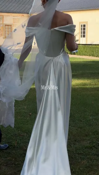 Svatba na místě Zámek Bon Repos, příspěvek @juliemayweddings z roku 2026 (2. fotografie)