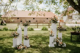 Svatba na místě Dvůr Honětice, příspěvek @mbflowerscz z roku 2026