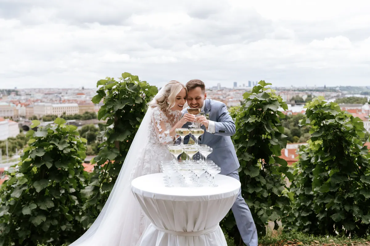 Novomanželé – Villa Richter, Praha (Something Blue Weddings)