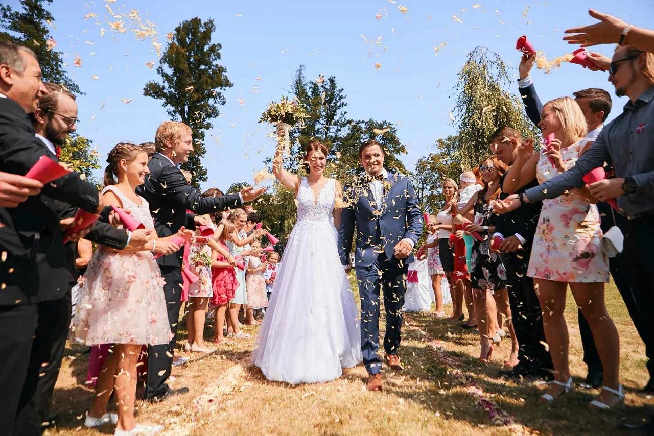 Martina Fialová – Široká atmosféra venkovního svatebního obřadu s hosty a konfetami