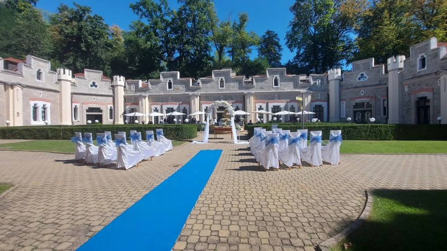 TK Events – Připravený svatební obřad na zámeckém nádvoří