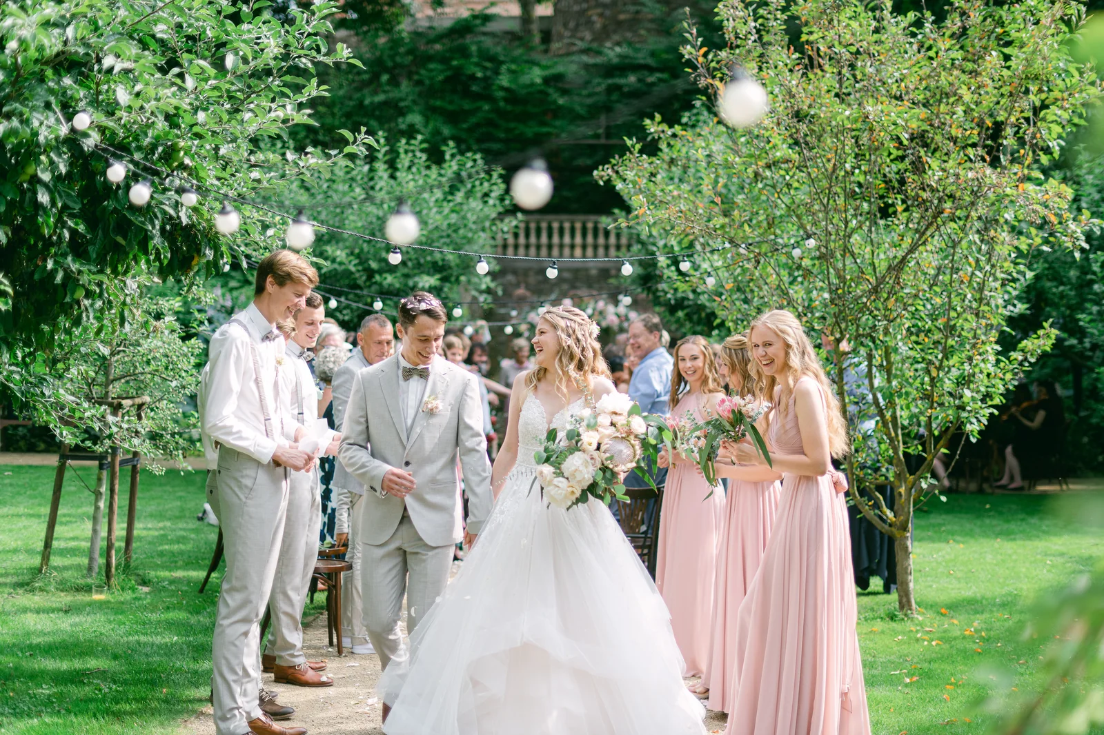 Wedding Fields – Venkovní svatební obřad z oficiální prezentace Wedding Fields; místo nepřiřazuji bez dalšího důkazu.