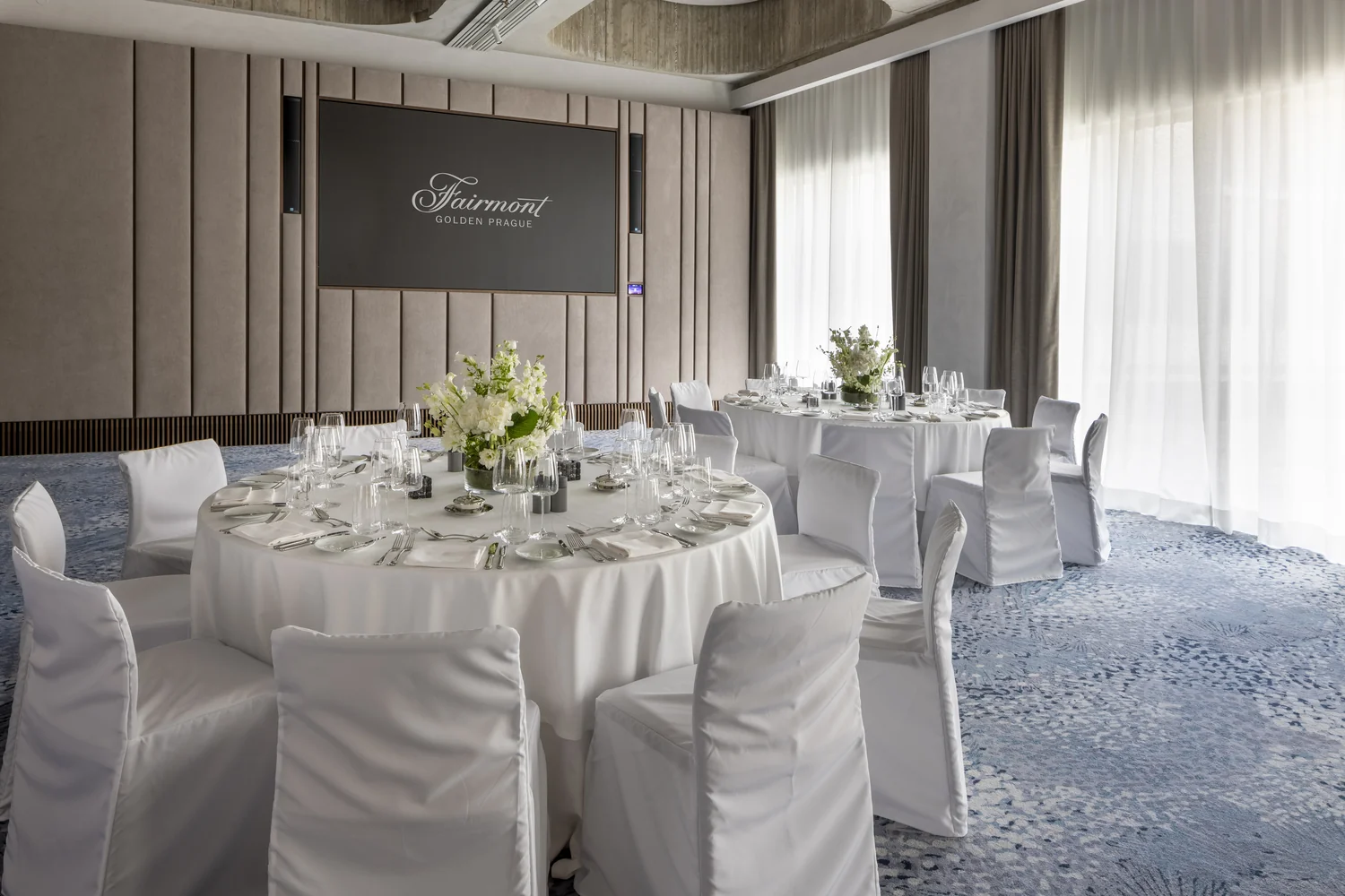 Fairmont Golden Prague – Široký pohled na svatebně prostřený sál hotelu