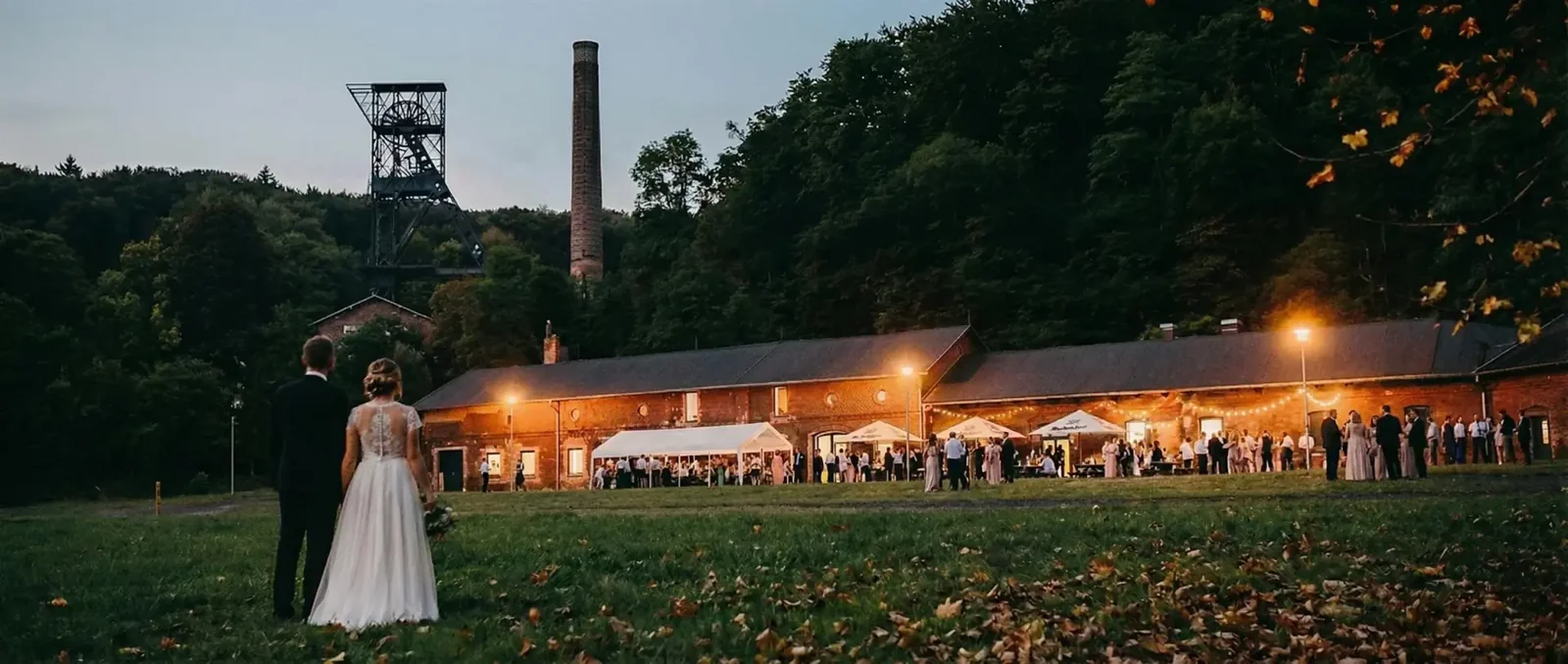 Landek Park – svatební prostory – Široký pohled na industriální areál a krytý prostor svatební hostiny.