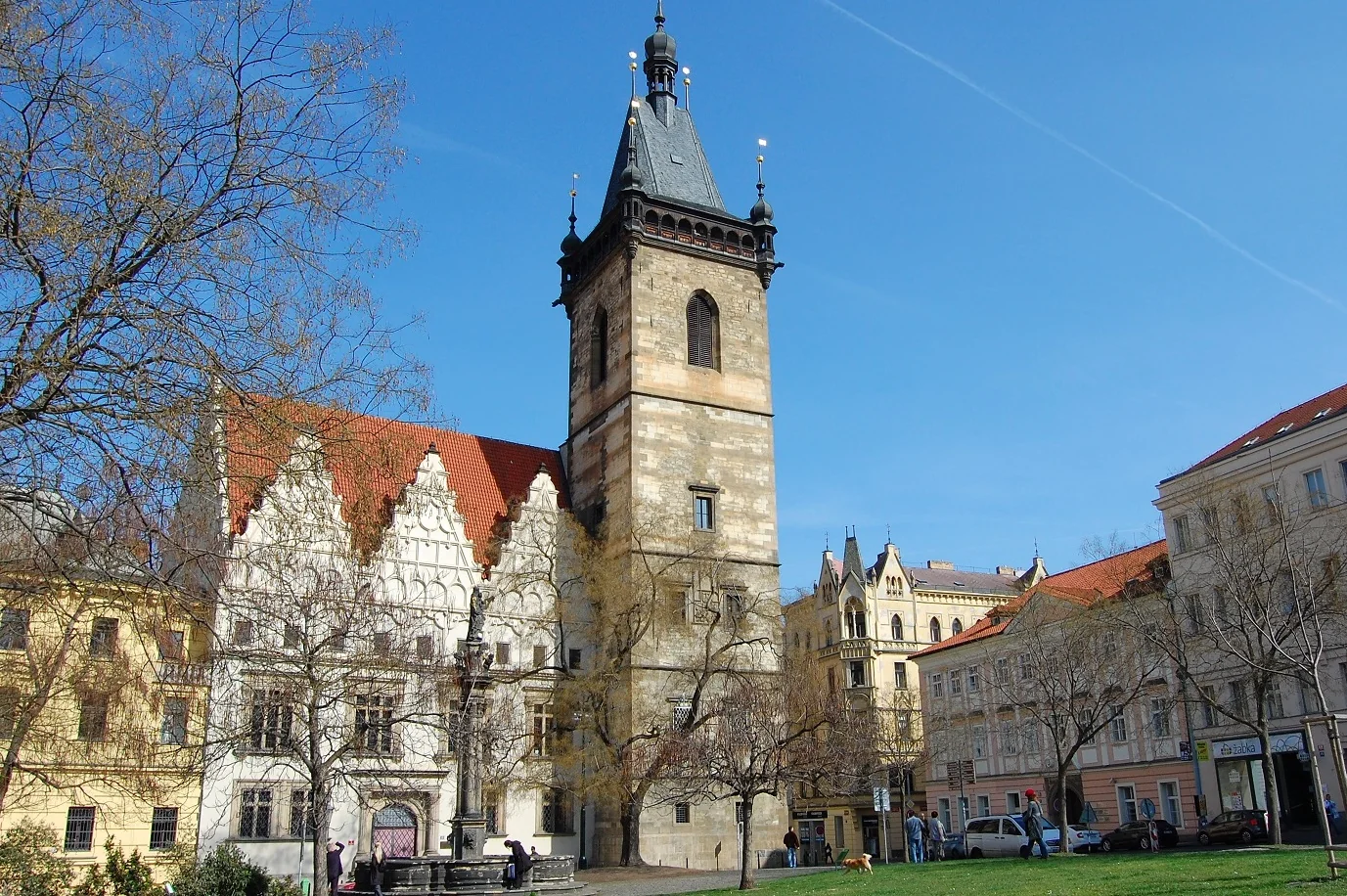 Novoměstská radnice – Celkový exteriér radnice a její věže.