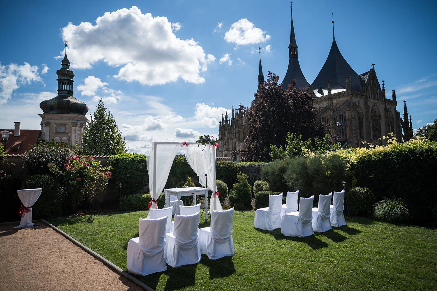 Penzion & Restaurant Barbora – Široký pohled na venkovní obřadní místo penzionu s katedrálou v pozadí