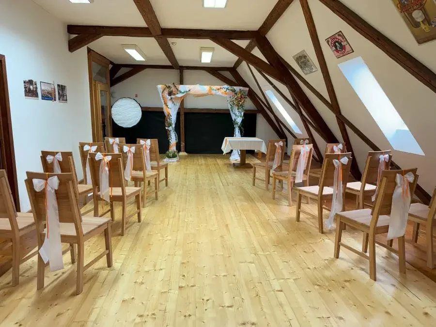 Resort Kněžínek – Vnitřní obřadní prostor s připravenými židlemi.