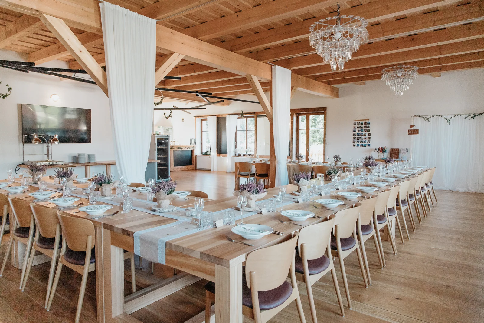Restaurace Na Rozcestí – Celkový pohled na sál se svatebními tabulemi.