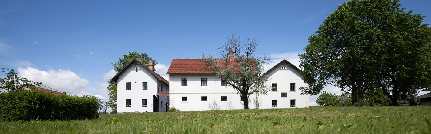 Rodný dům Johanna Gregora Mendela – Široký pohled na celý rodný dům Mendela v zahradě.