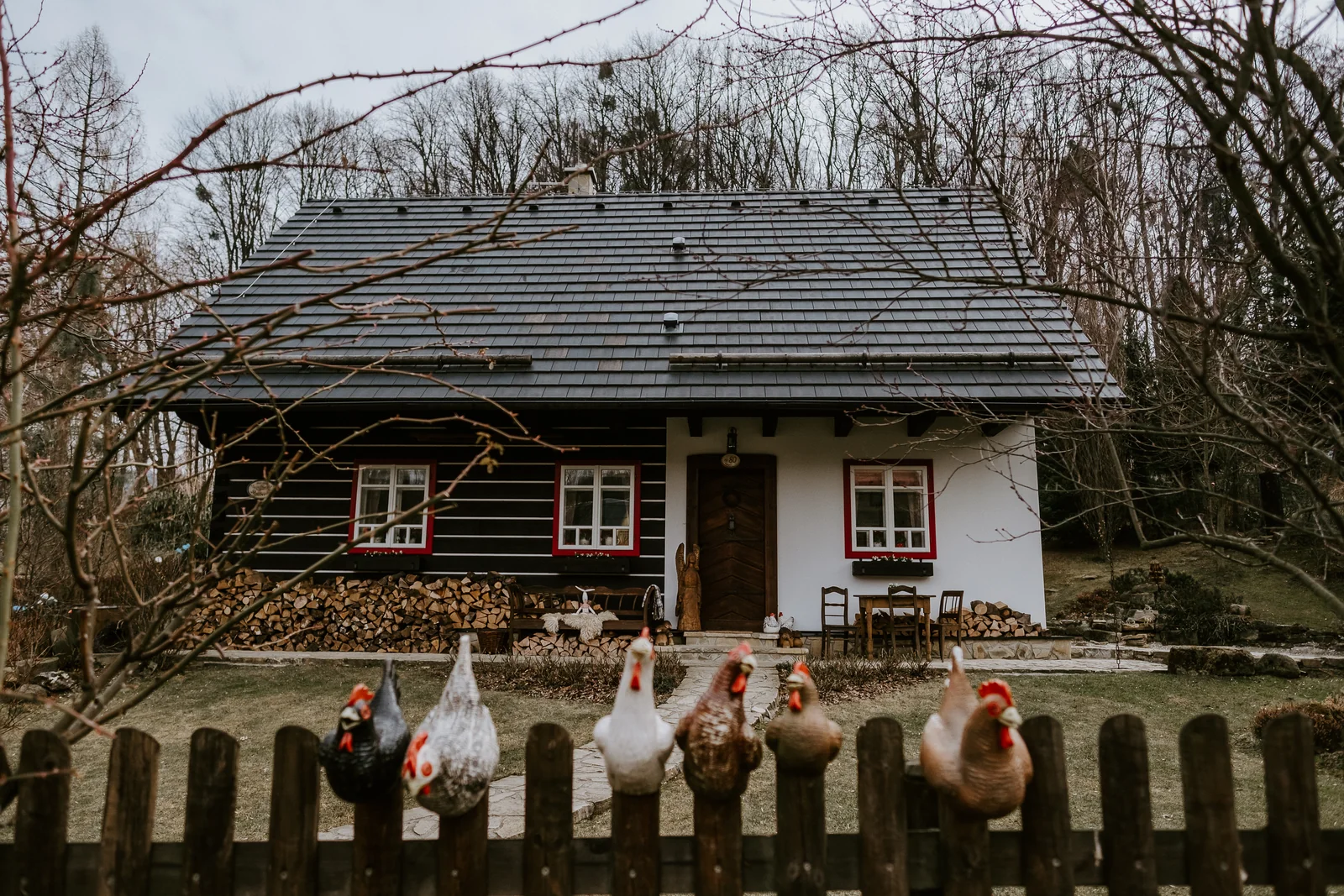 Roubenka Hukvaldy – Celkový exteriér roubenky v areálu resortu