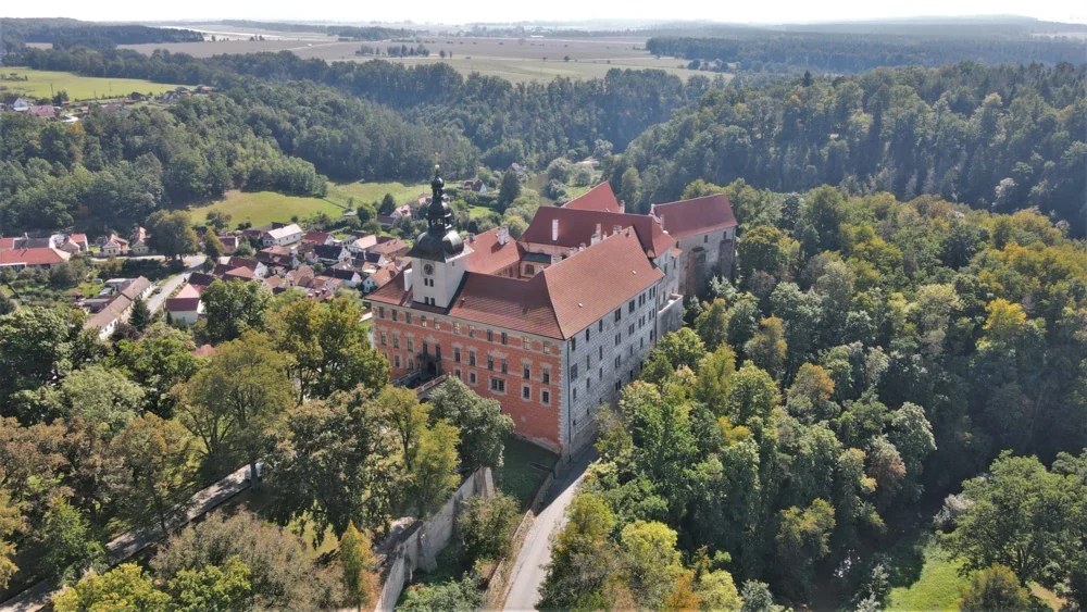 Zámek Bechyně – Letecký exteriér zámku v krajině.