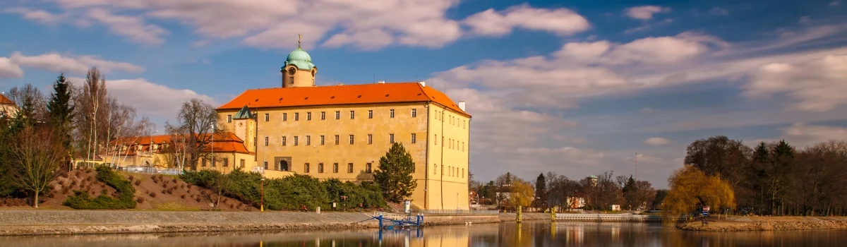 Zámek Poděbrady – Široký exteriér poděbradského zámku nad řekou; ostatní obrázky na stránce patřily dalším objektům ÚJOP a byly odmítnuty.